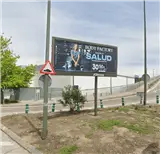 Cartel pequeño de 4 x 1,5 metros en el Camino del Obispo, en el puente de acceso a la Universidad Rey Juan Carlos, Móstoles
